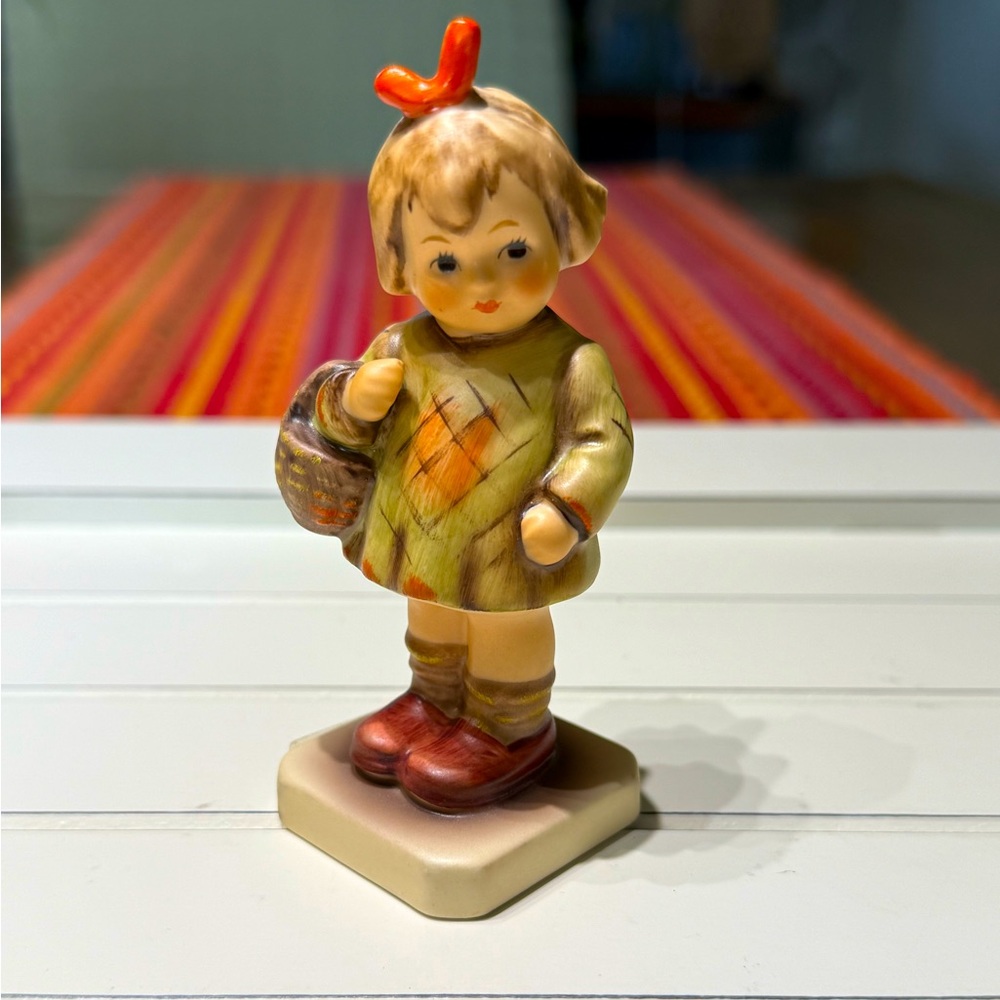 Goebel Hummel “I bought you a gift” figuring #284 HUM 479 3-7/8” TMK-6 w/box